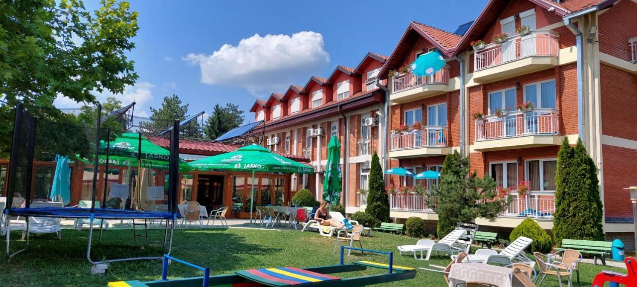 Hotel Ravni Gaj Knic Exteriér fotografie