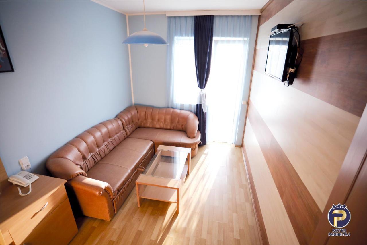 Hotel Ravni Gaj Knic Exteriér fotografie