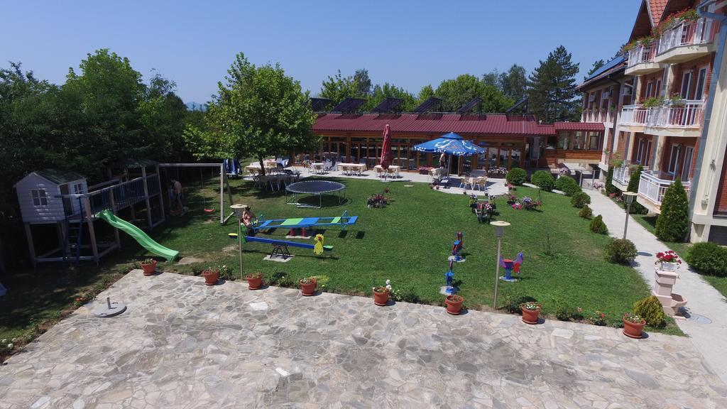 Hotel Ravni Gaj Knic Exteriér fotografie